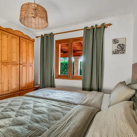 Daniel - Pool - Aussenkueche - Garten